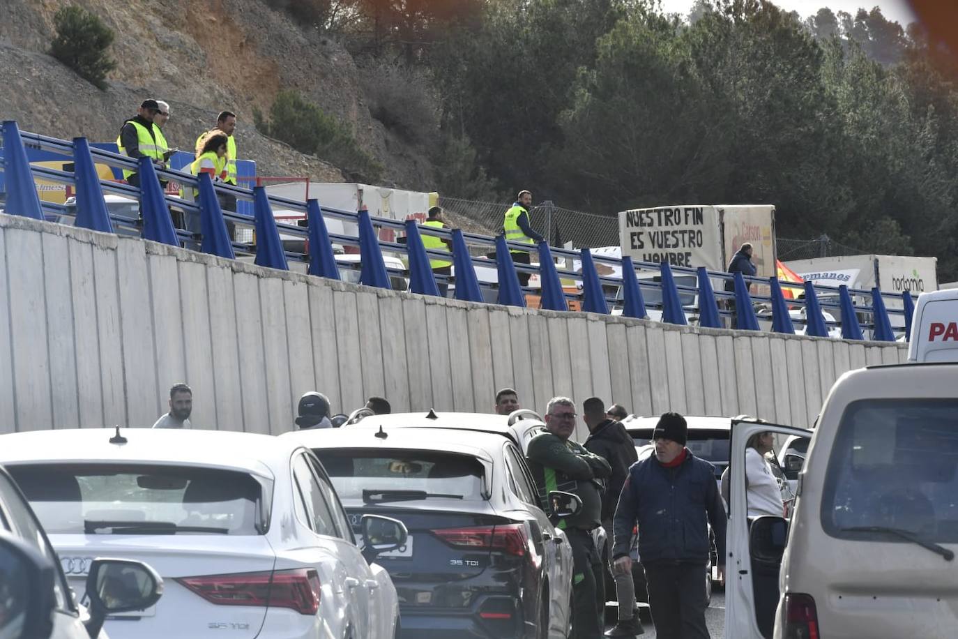 La protesta de agricultores colapsa el Puerto de la Cadena