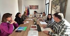 La directora general del Servicio Regional de Empleo y Formación (SEF), Marisa López, durante la reunión que mantuvo con el alcalde de Blanca, Ángel Pablo Cano.