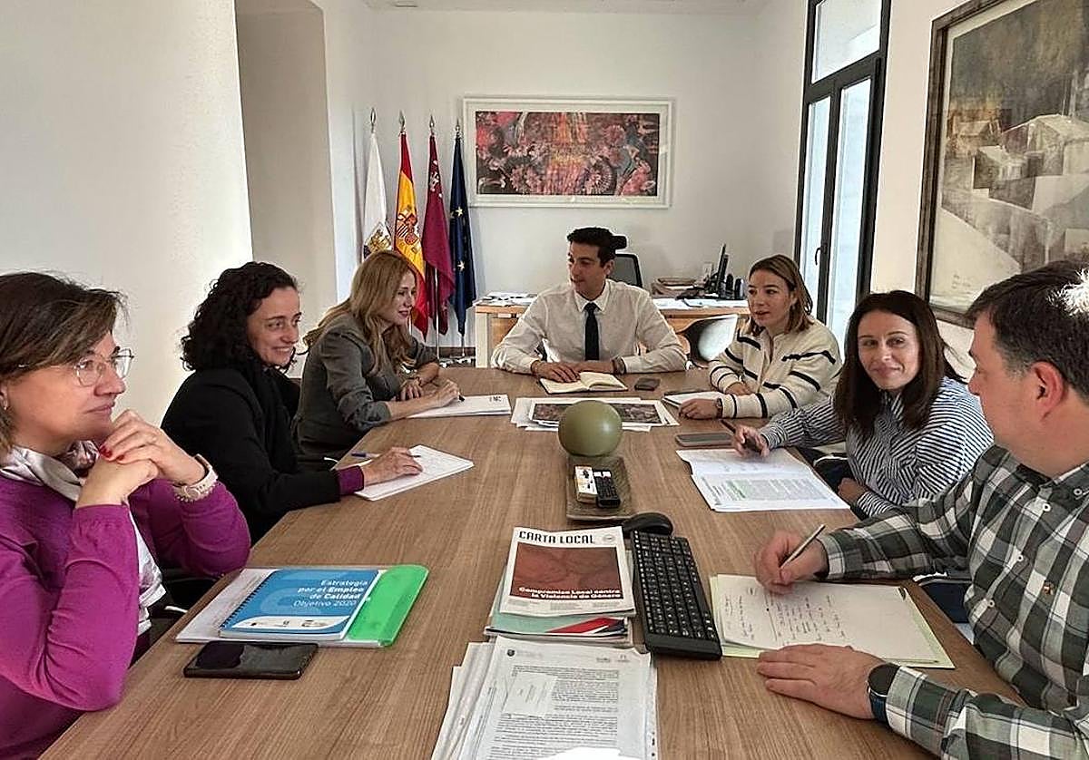 La directora general del Servicio Regional de Empleo y Formación (SEF), Marisa López, durante la reunión que mantuvo con el alcalde de Blanca, Ángel Pablo Cano.
