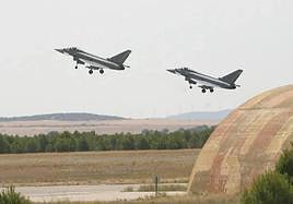 Dos cazas despegan de una base aérea, en una imagen de archivo.