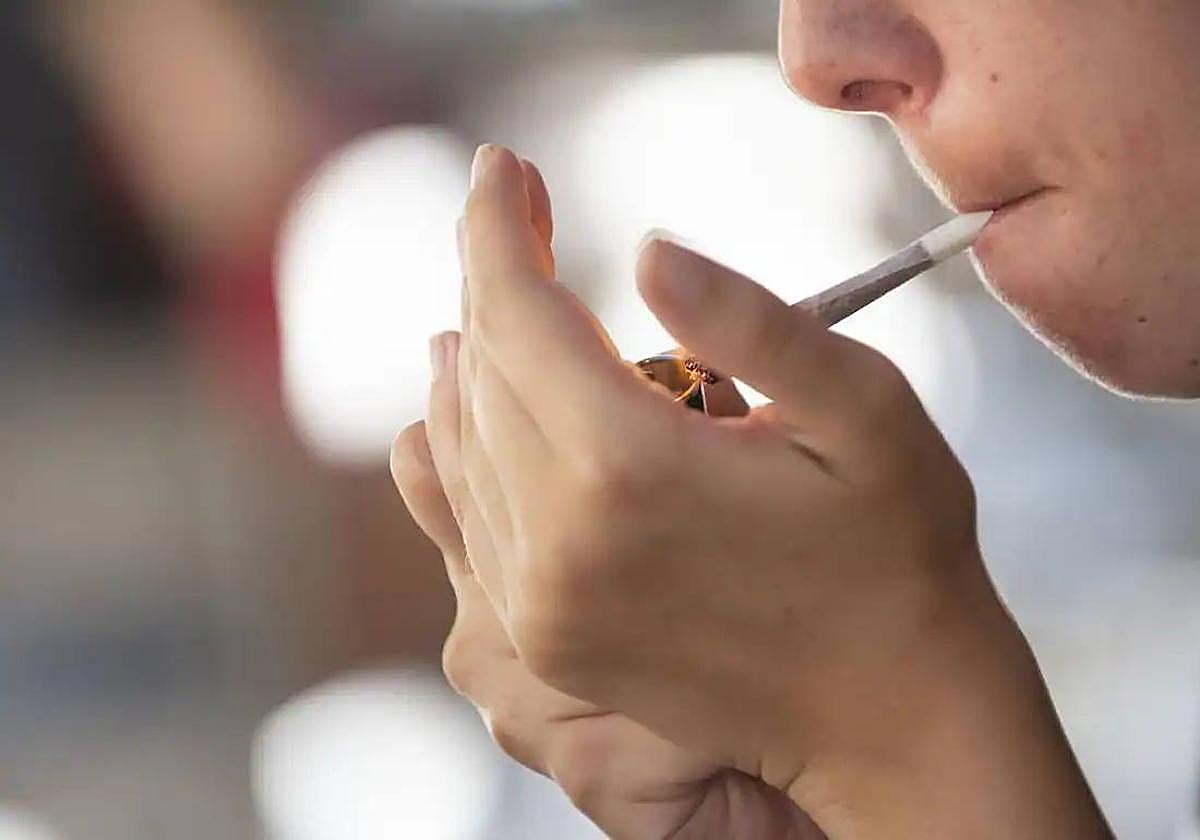 Una persona encendiéndose un cigarrillo, en una imagen de archivo.