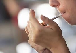 Una persona encendiéndose un cigarrillo, en una imagen de archivo.