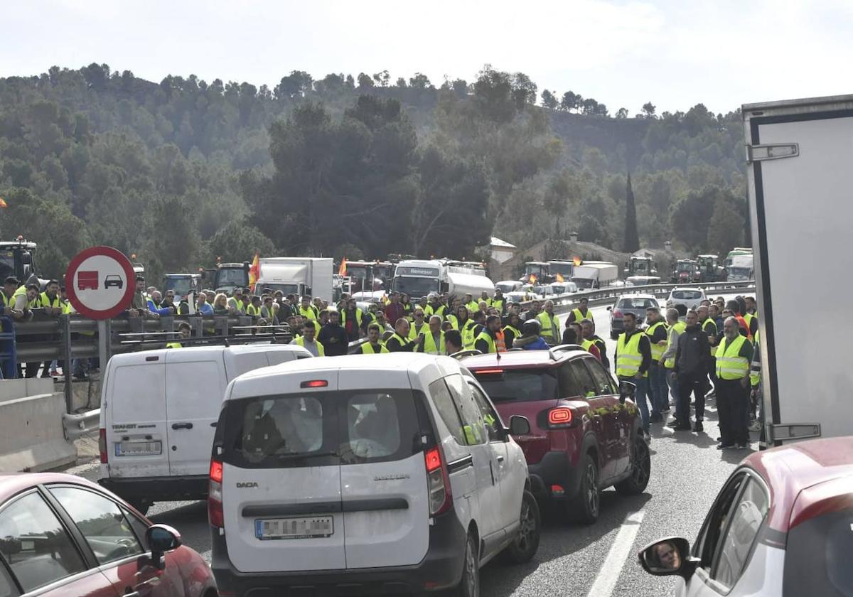 La protesta de agricultores colapsa el Puerto de la Cadena