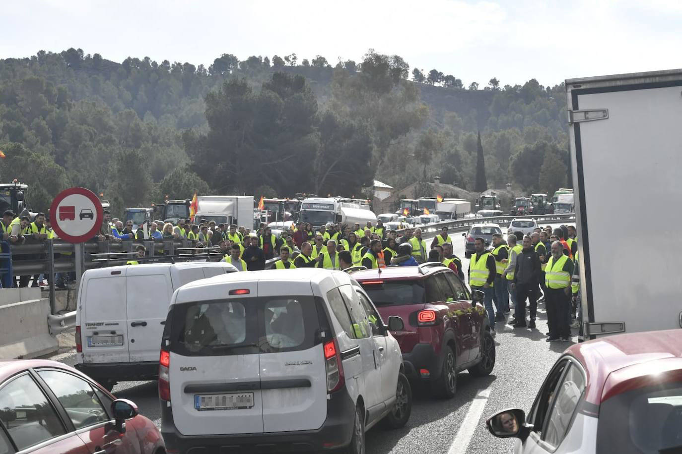 La protesta de agricultores colapsa el Puerto de la Cadena