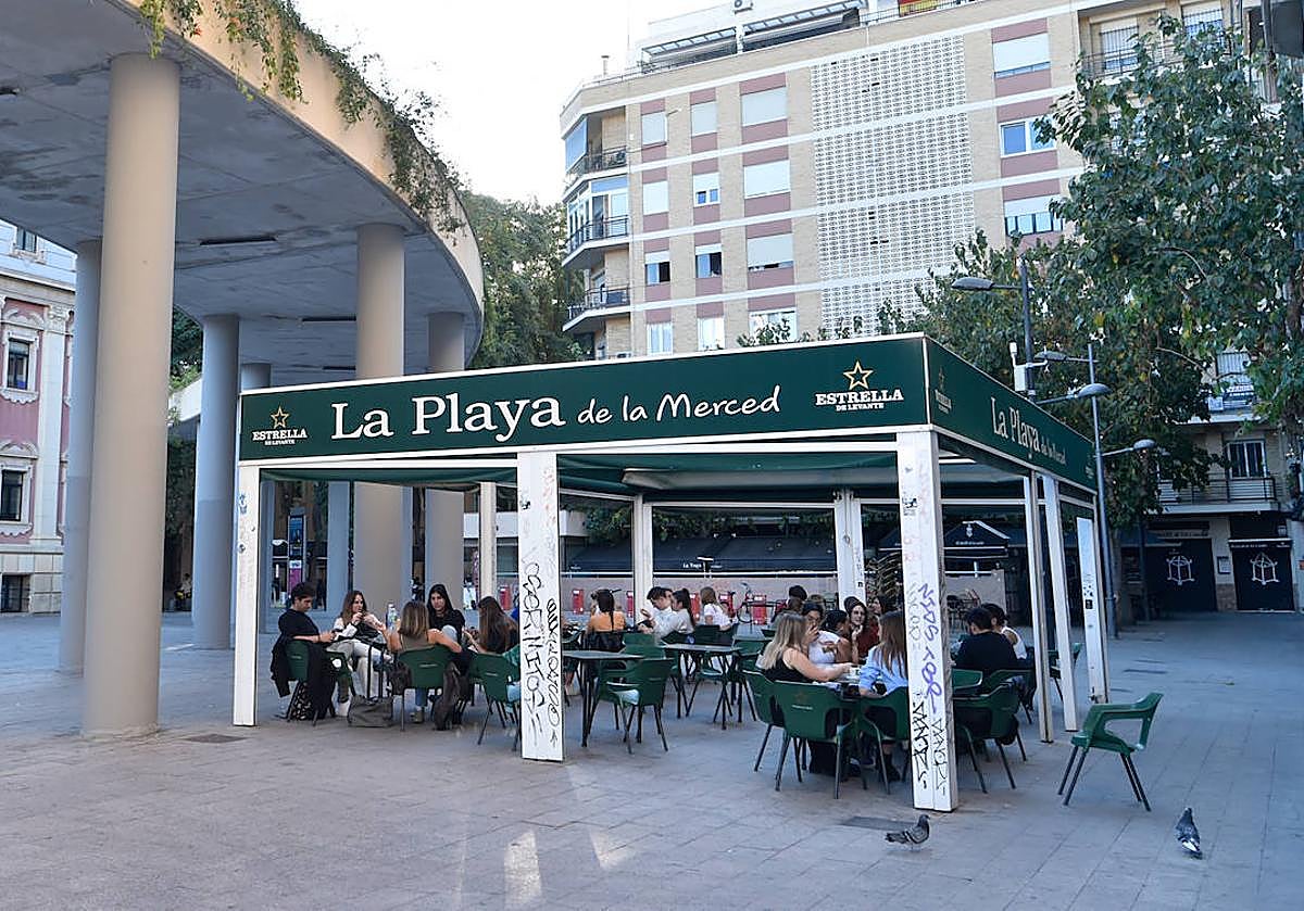 Clientes en una terraza de Murcia.