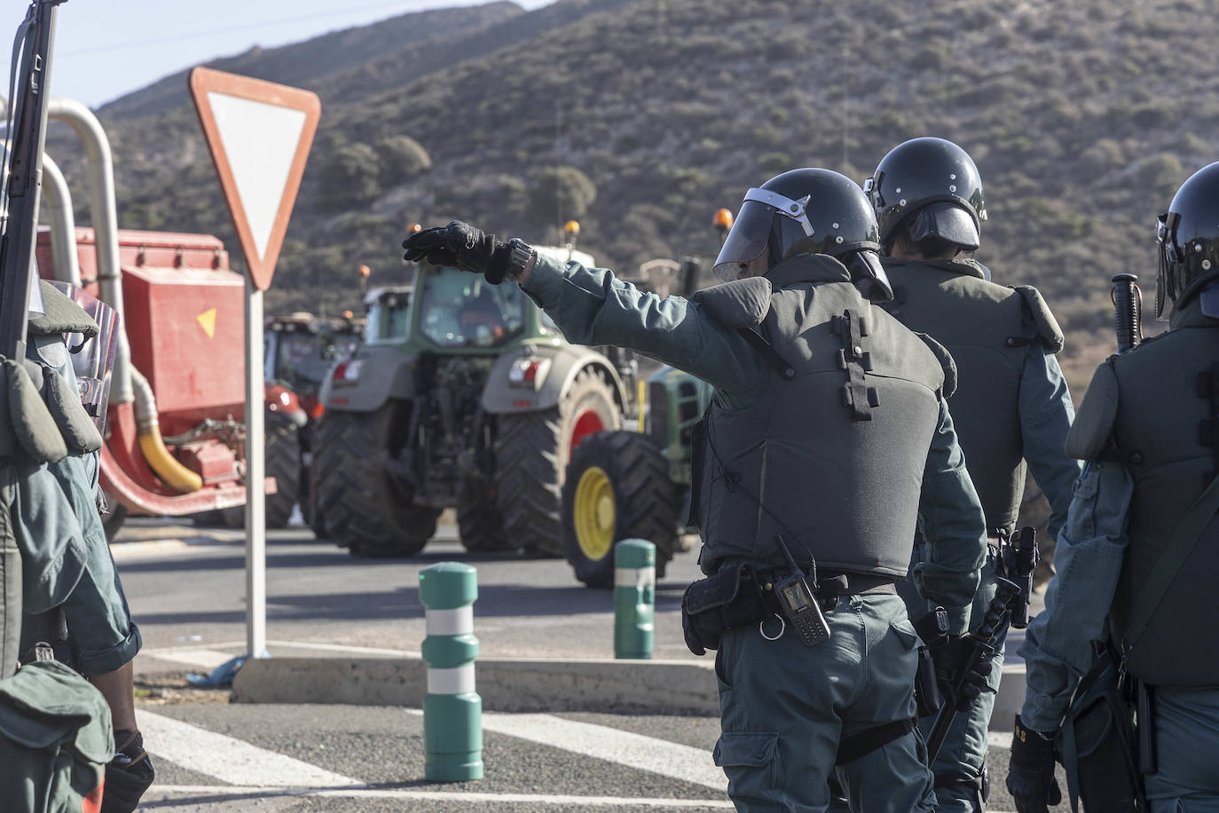 La protesta de agricultores en Cartagena, en imágenes