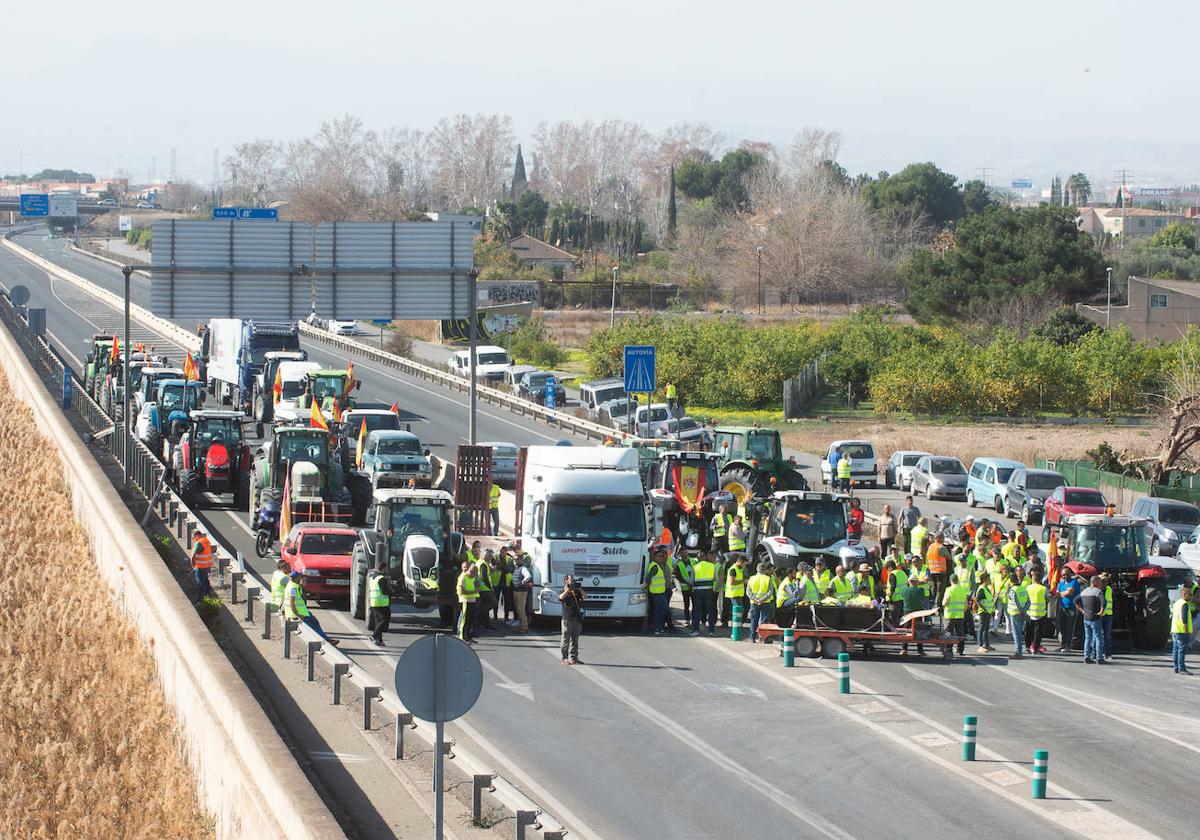 Segunda jornada de protesta de tractores en Murcia, en imágenes