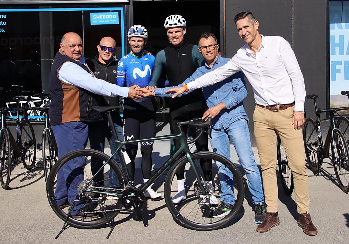 Presentación de la nueva bicicleta del Valverde Team.