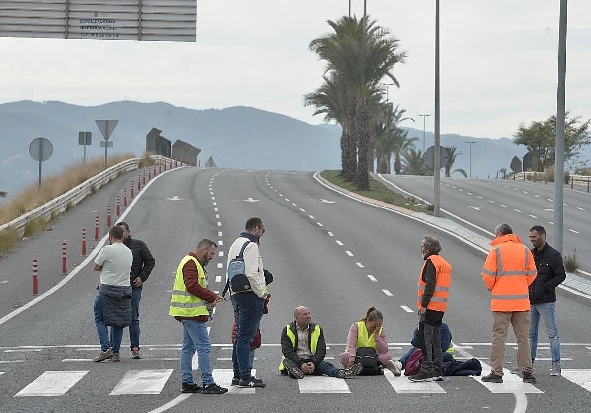 Manifestantes apostados a la entrada del puente de Ronda Sur.