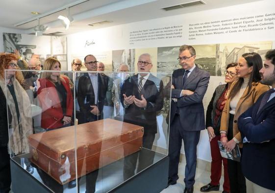 Luis Boyer, presidente de Fundación Mediterráneo, explica la historia al alcalde Ballesta y a la consejera Conesa.