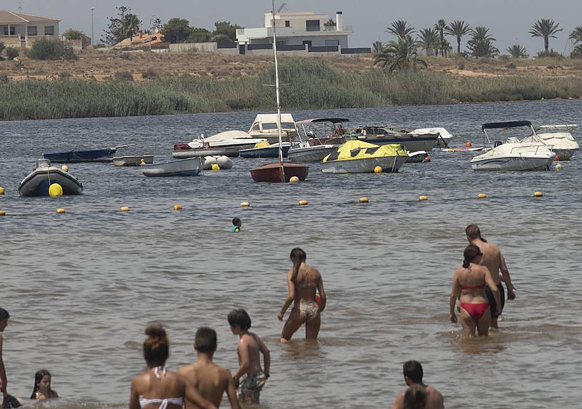 Barcos fondeados en el Mar Menor, en una foto de archivo.