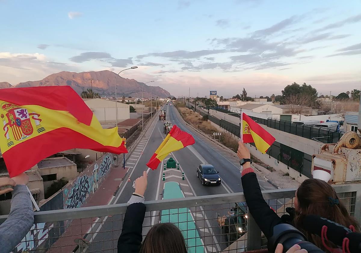 Entrada de los tractores, ayer, a Orihuela.