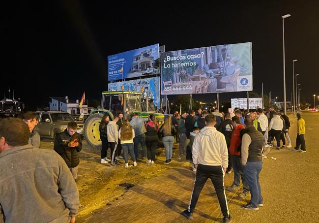 Agricultores reunidores en el Parque Almenara de Lorca, este miércoles por la noche.