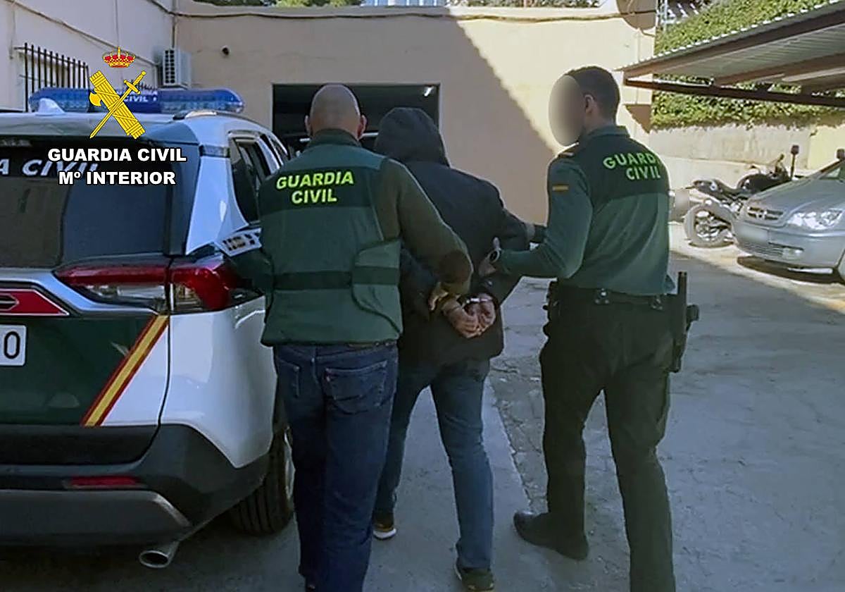 Dos agentes arrestan al joven.