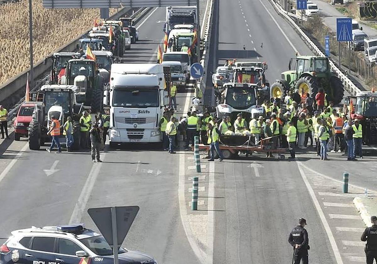 La MU-30, cortada al tráfico por la protesta de agricultores, este miércoles.