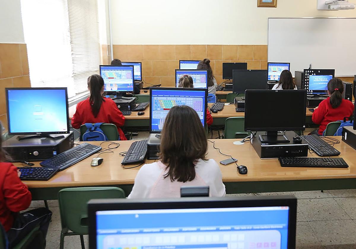 Alumnos de Primaria utilizan el ordenador durante una clase.