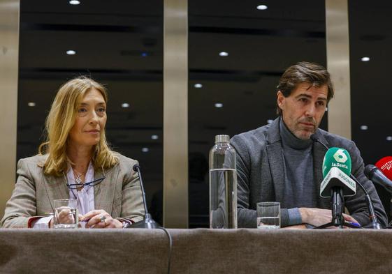 La secretaria general de la Real Federación Española de Atletismo (RFEA), Ana Ballesteros, junto al presidente del organismo, Raúl Chapado, este jueves.