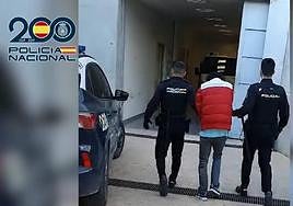 Los agentes detienen al ladrón.
