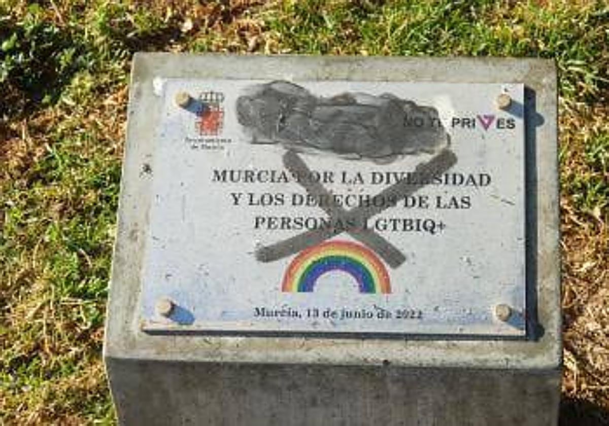 'Grafiti' sobre la placa conmemorativa de la inauguración de la Plaza de la Diversidad.