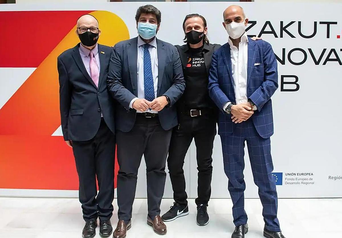 López Miras junto con el fundador de Zakut, David Hatchwell (2d).