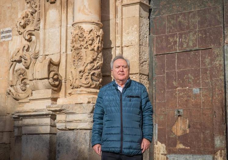 Sánchez Balaguer, frente a la portada de la universidad literaria.