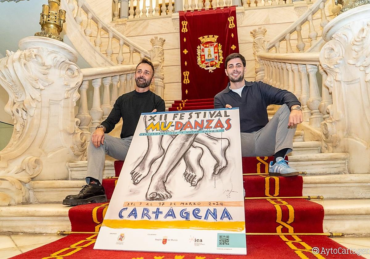 Kike Guerrero y Nacho Jáudenes, con el cartel de Javier de Juan.