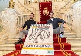 Kike Guerrero y Nacho Jáudenes, con el cartel de Javier de Juan.