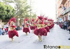 Comparsa desfilando en el Concurso Regional de Carnaval.