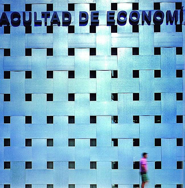 Original fachada de hormigón 'trenzado' de la Facultad de Economía y Empresa de la UMU.