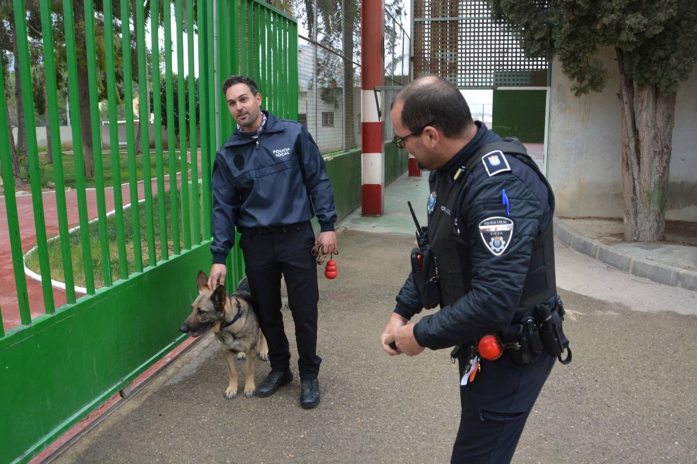 Entrenamiento de las unidades caninas de la Región en Cieza, en imágenes