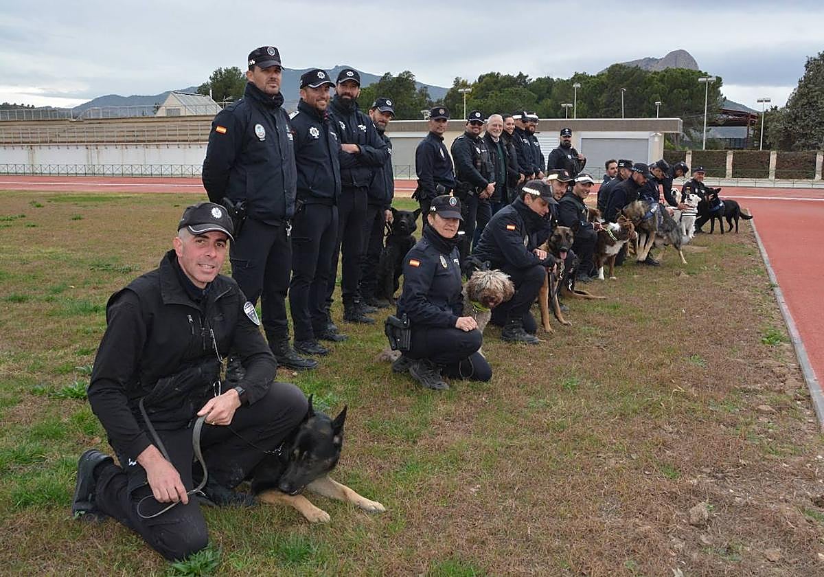 Entrenamiento de las unidades caninas de la Región en Cieza, en imágenes