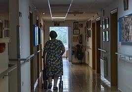 Una anciana camina por el pasillo de una residencia en una imagen de archivo.