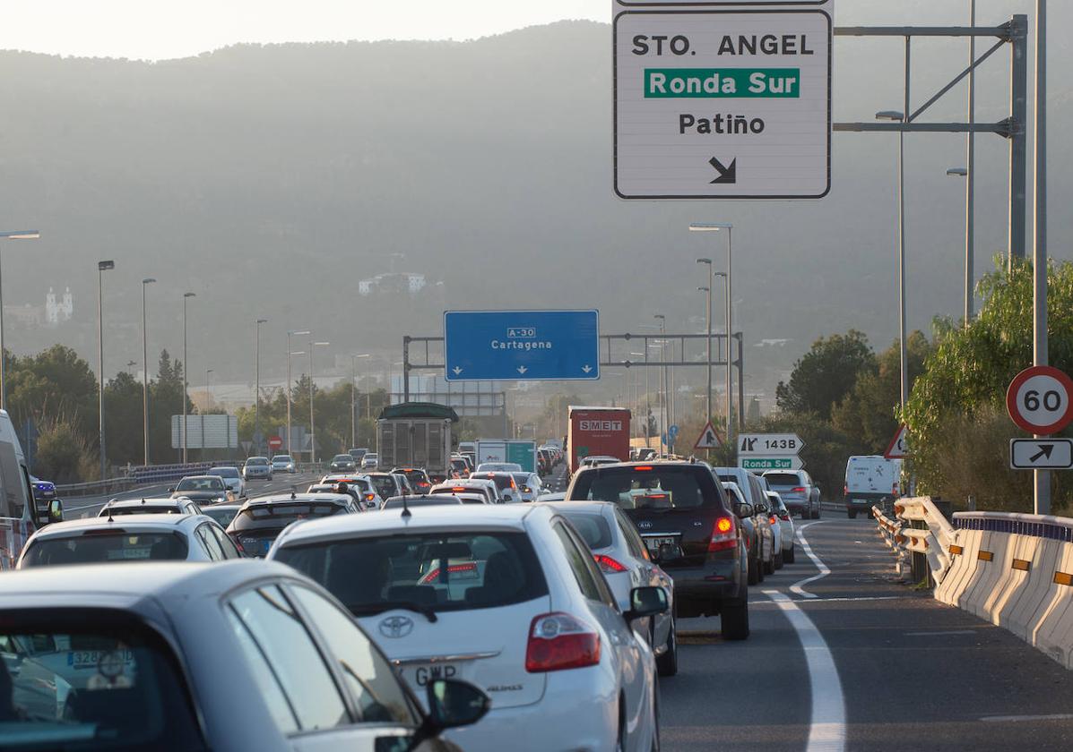 Coches y camiones atascados en la A-30, durante las protestas de esta semana.