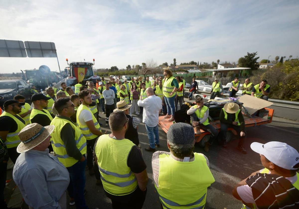 Un grupo de agricultores decide si levanta el bloqueo de la carretera MU-30 el pasado miércoles.