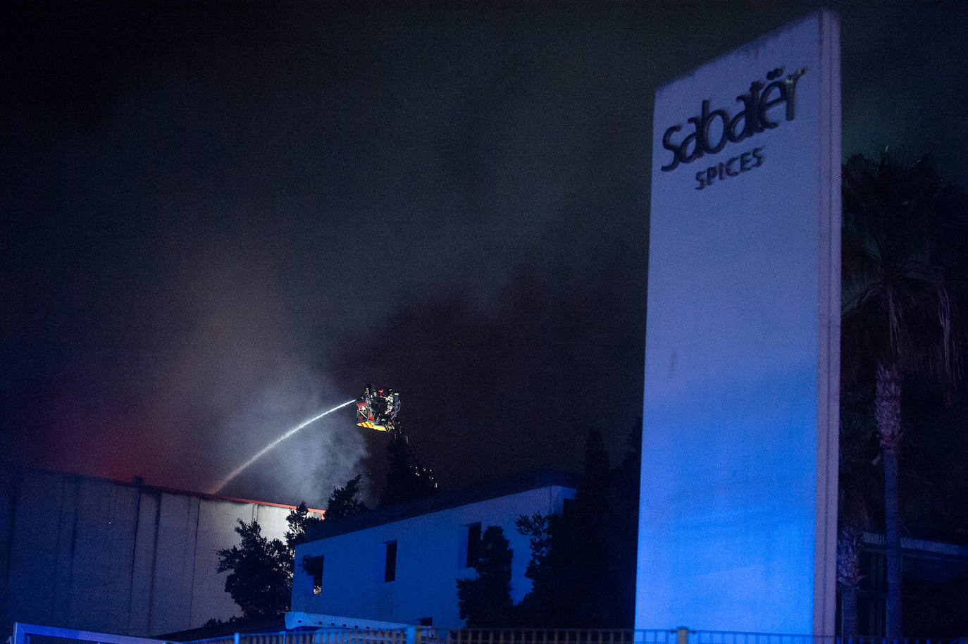 Imágenes del incendio de la empresa especias Sabater en Cabezo de Torres