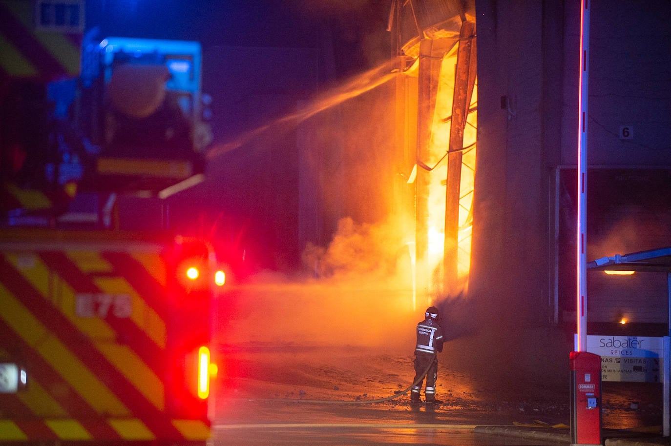 Imágenes del incendio de la empresa especias Sabater en Cabezo de Torres