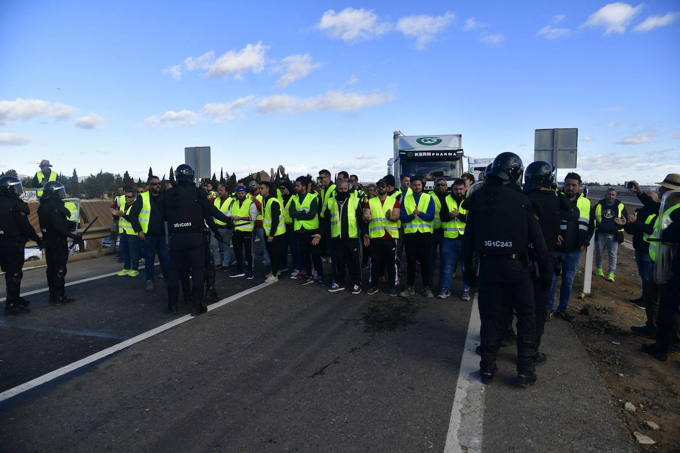 Las imágenes de la protesta de los agricultores en la AP-7