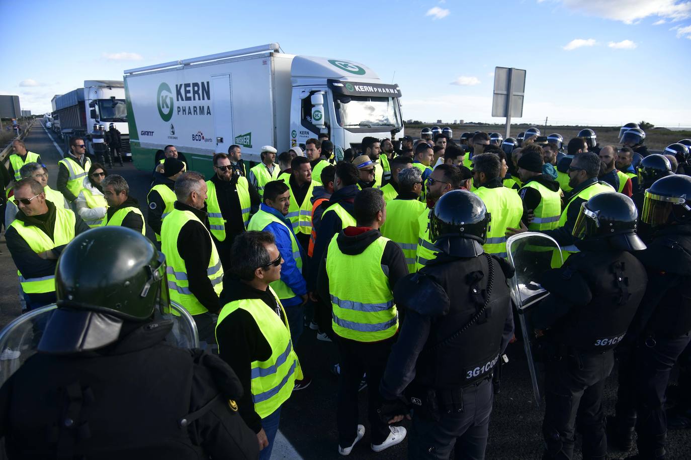 Las imágenes de la protesta de los agricultores en la AP-7