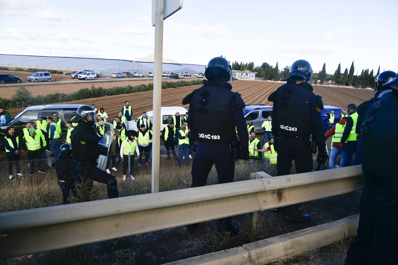 Las imágenes de la protesta de los agricultores en la AP-7