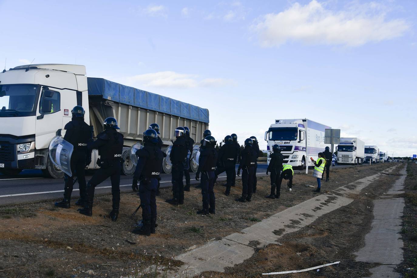 Las imágenes de la protesta de los agricultores en la AP-7