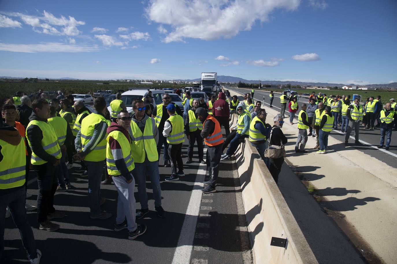 Las imágenes de la protesta de los agricultores en la AP-7