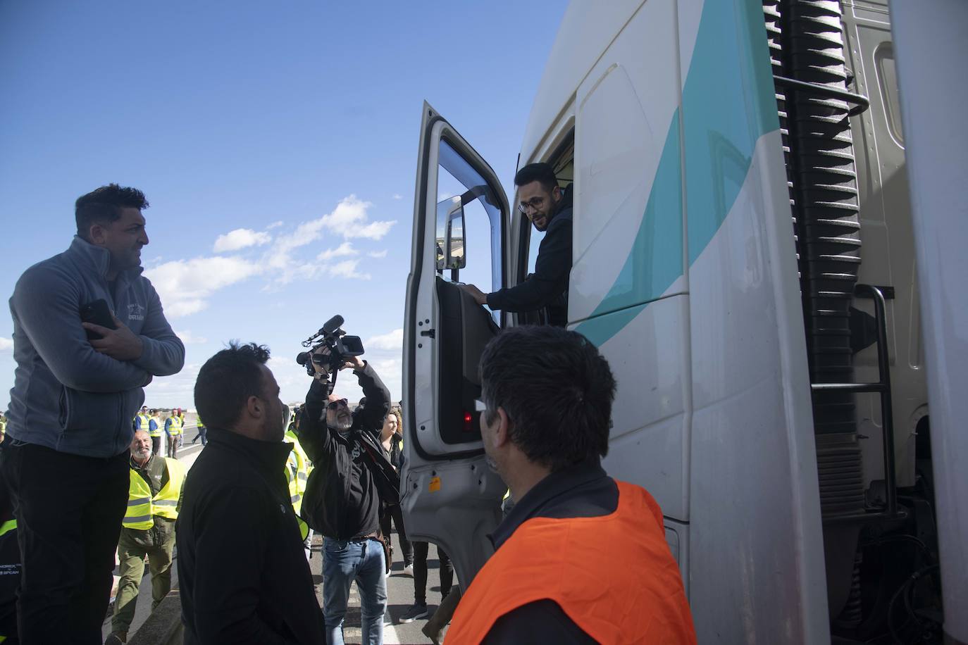 Las imágenes de la protesta de los agricultores en la AP-7