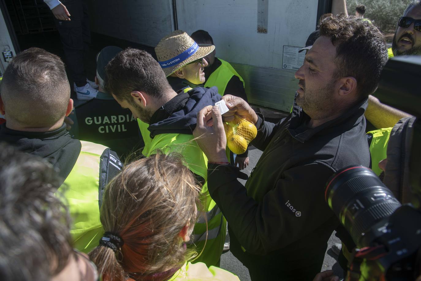 Las imágenes de la protesta de los agricultores en la AP-7