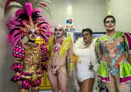 Participantes en la gala Drag Queen de Beniaján, anoche, en el pabellón de deportes.