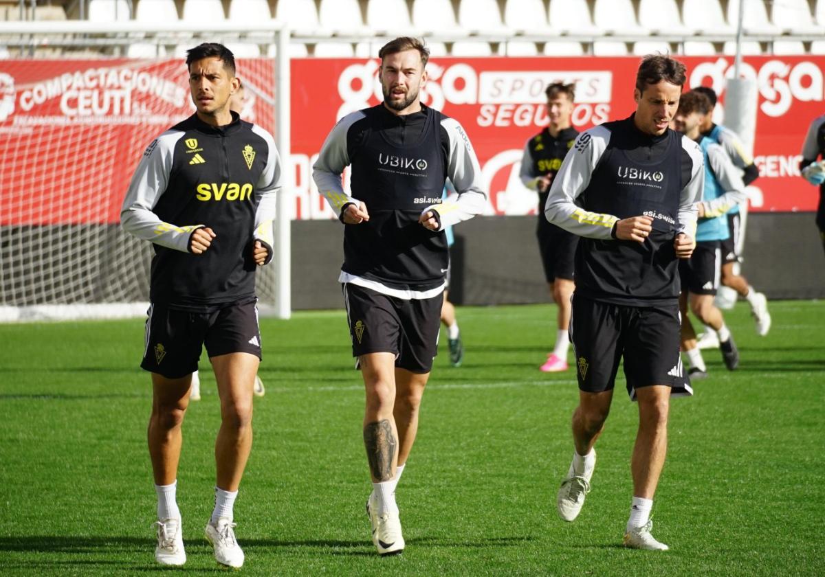 Marcos Mauro, José Ángel Carrillo y Tomás Pina corren durante un entrenamento del Real Murcia en el estadio Enrique Roca.