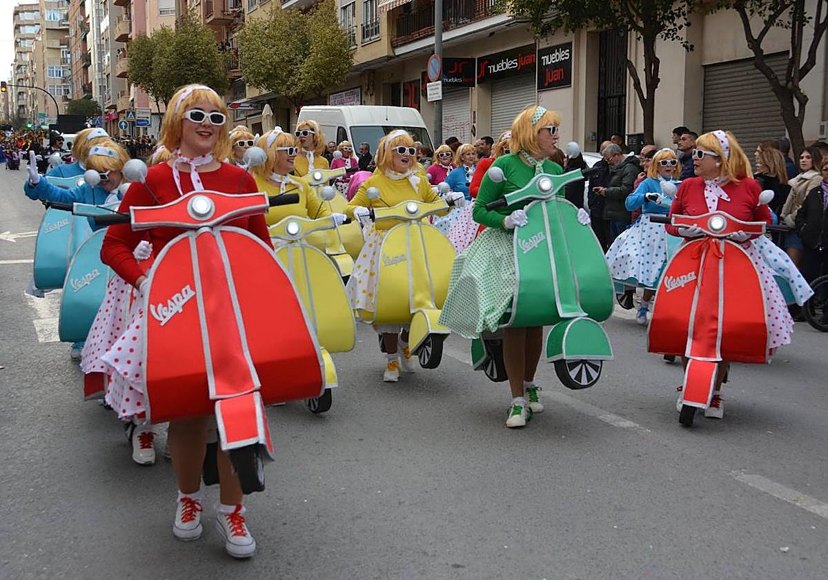 Una de las comparsas que han recorrido las calles de Cieza este sábado.
