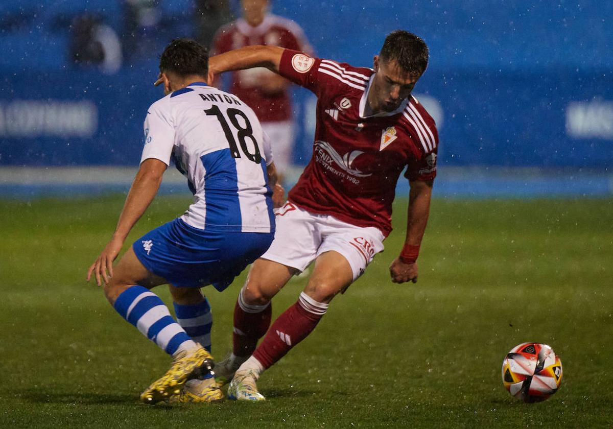 Dani Vega dribla a Javi Antón en el partido contra el Alcoyano.