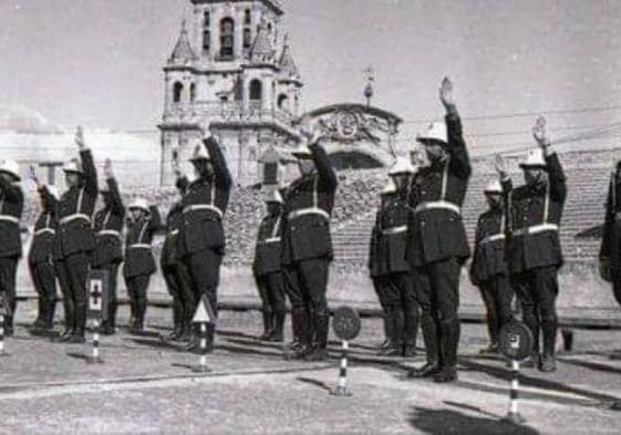 Preparados. Un grupo de policías municipales realizan prácticas en el tejado del Ayuntamiento de Murcia, con la Catedral y su torre al fondo.