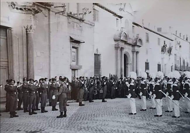 En Jesús. Los agentes locales lucen el elegante uniforme de gala a la puerta de la Cofradía de Nuestro Padre Jesús, en San Agustín, desde donde parte cada Viernes Santo la procesión 'morá'.