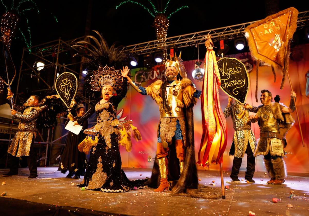 Doña Cuaresma y Don Carnal, anoche, durante la batalla de cascarones en el Carnaval de Águilas.